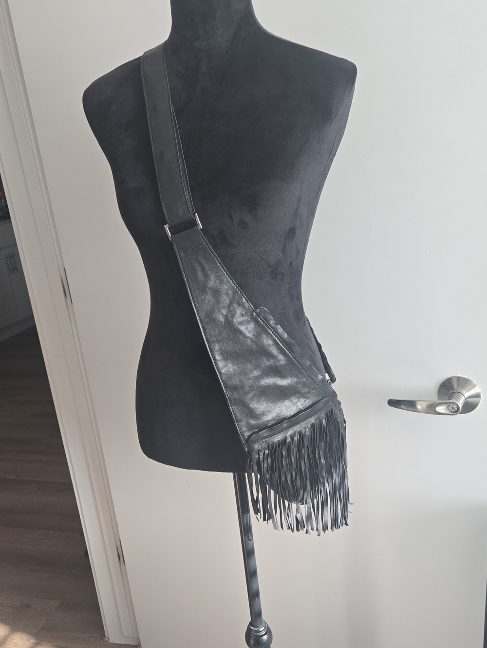 SASH 100% Genuine Leather Black Fringe Travel Bag With RFID Protection - Picture 12 of 16